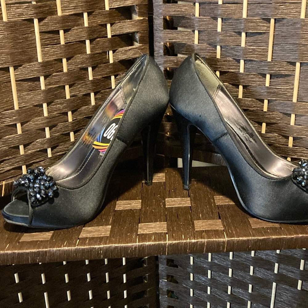 Chinese laundry navy blue evening shoe size 9. Gently loved.